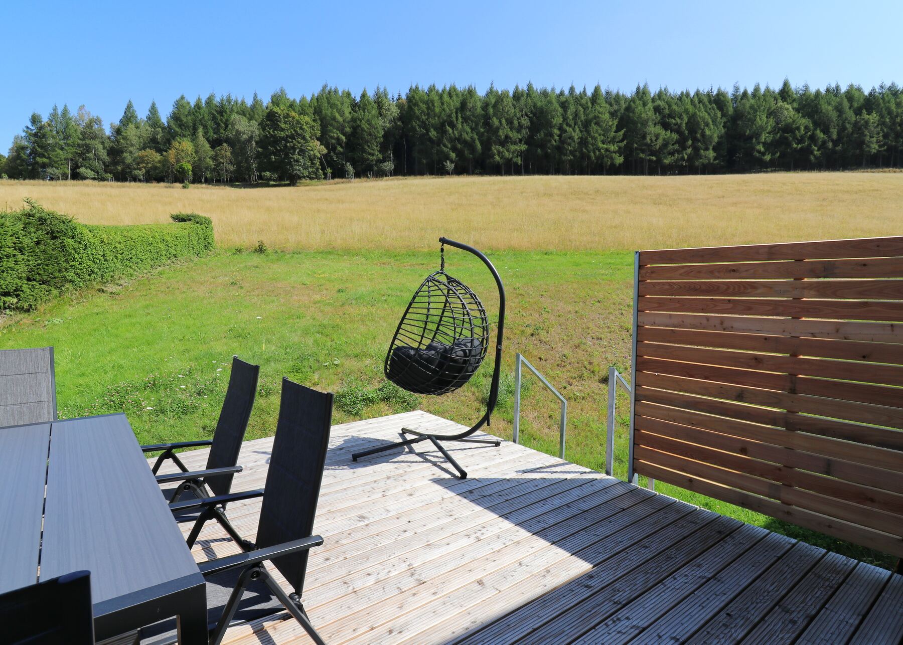 Terrasse mit Hängesessel und Blick ins Osterzgebirge